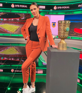 Esther Sedlaczek beim DFB Pokal im Sky Sport Studio